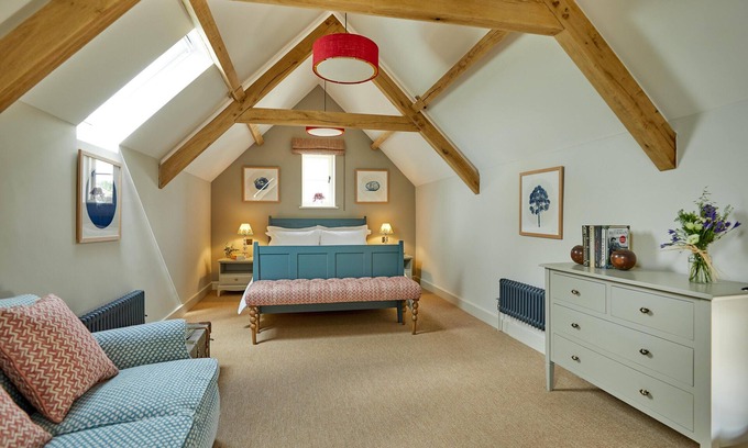 Ampney Crucis House | Cotswolds One Bedroom Barn Conversion near Bibury with private garden & terrace