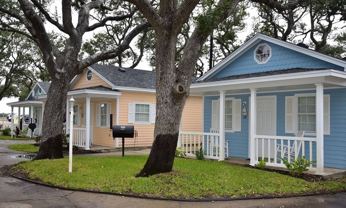 Fulton House | Cottage 02 of D&R Pelican Bay Resort