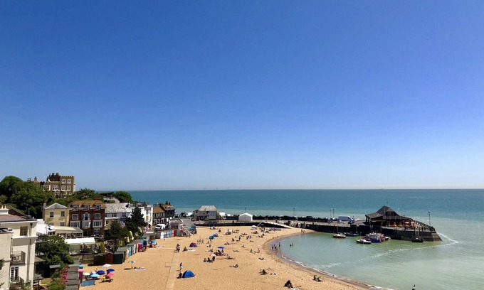 Broadstairs Cottage | Cottage 2 Minutes Walk Broadstairs Beach, 1 min restaurants, cafe, fish 'n' chip