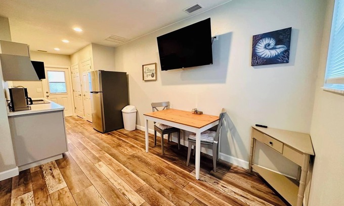 Tavares Cottage | Cottage 22: The Boathouse - Waterfront Lodging in Downtown Tavares, FL