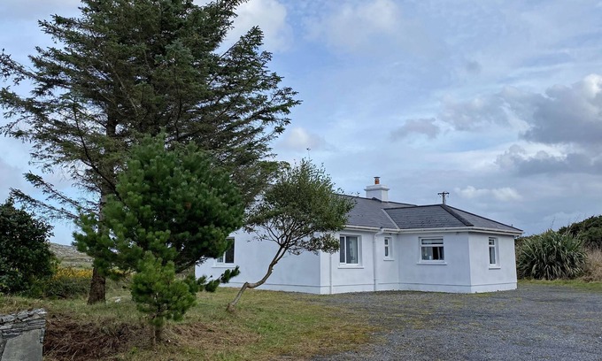 Roundstone Cottage | Cottage 396 - Roundstone - sleeps 6 guests in 3 bedrooms