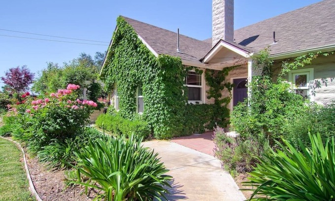 Paso Robles House | Cottage at Capitol Hill-In-Town Vintage Charm with Spa!