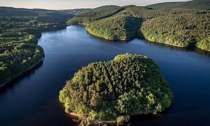 Saint-Martin-du-Puy Cottage | Cottage at Lac de Chaumeçon with private pond