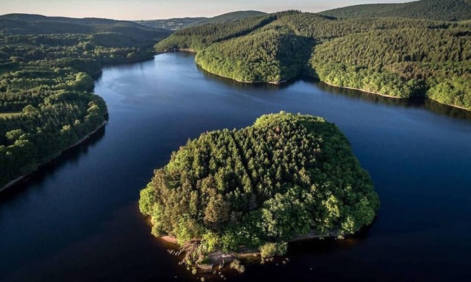 Saint-Martin-du-Puy Cottage | Cottage at Lac de Chaumeçon with private pond