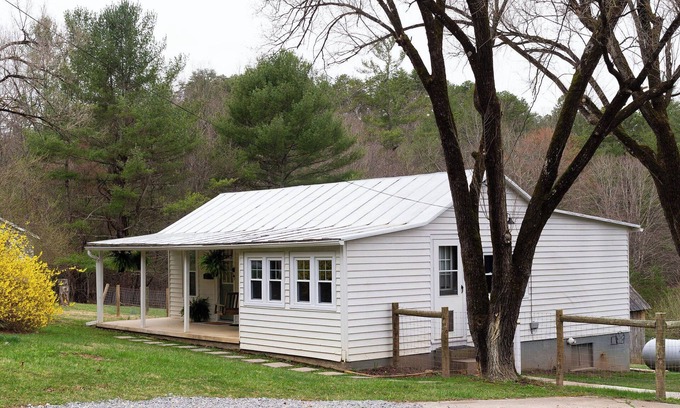Catawba Cottage | Cottage, Axe Throwing, Fire Pit, Creek, Close to AT and TC. Fenced yard