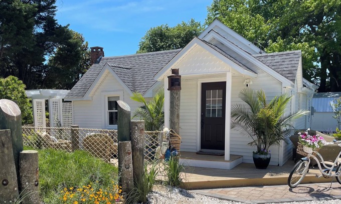 Chincoteague Cottage | COTTAGE BLUEFISH on Chincoteague Island! A cozy island getaway -NEW REMODEL