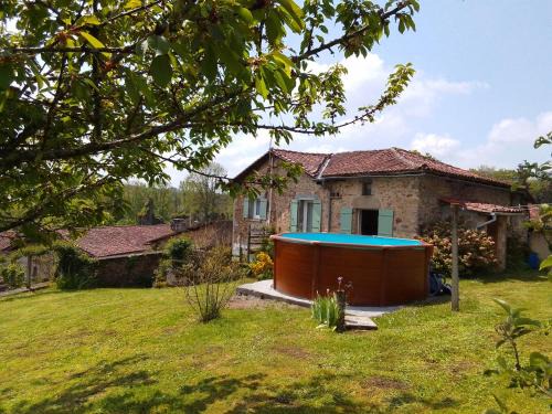 Les Salles Lavauguyon House | Cottage by the Chateau with pool in National Parc