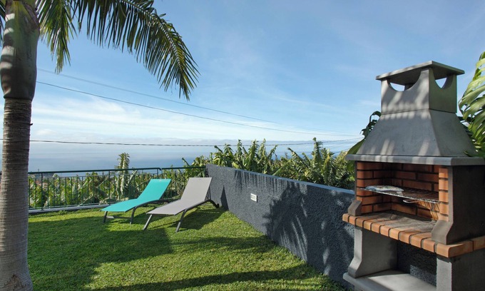 Santo Antonio Apartment | Cottage 'Capelos' with Sea View, Private Garden and Wi-Fi