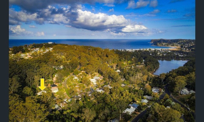 North Avoca House | Cottage close to the surf beach with private garden & bush views