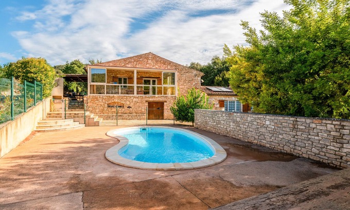 Laval-Saint-Roman House | Cottage 'De Vacances' with Shared Pool, Wi-Fi and Air Conditioning