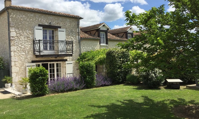 Saint-Aubin-de-Lanquais House | Cottage "The Bardottes" in a magnificent stone
