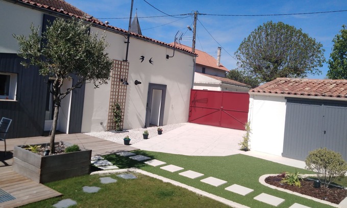 Villeneuve-la-Comtesse House | COTTAGE WITH HEATED POOL (3 STARS)