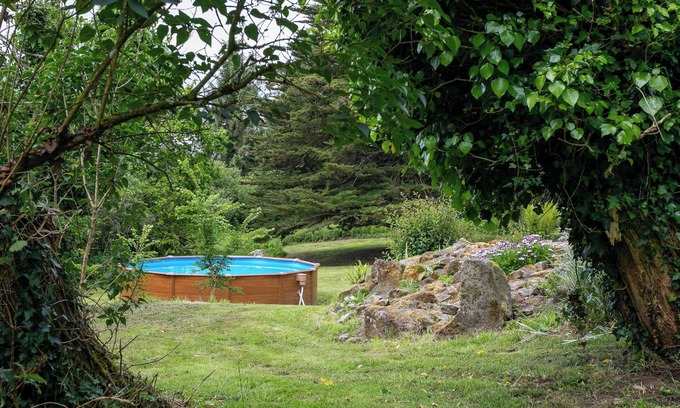 Plounerin House | Cottage 'Gîte Le Cornouaille - 8 Personnes' with Shared Pool, Shared Garden and Wi-Fi