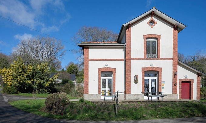 Saint-Gelven House | Cottage 'Gîte Ty Bris' with Shared Terrace, Shared Garden and Wi-Fi