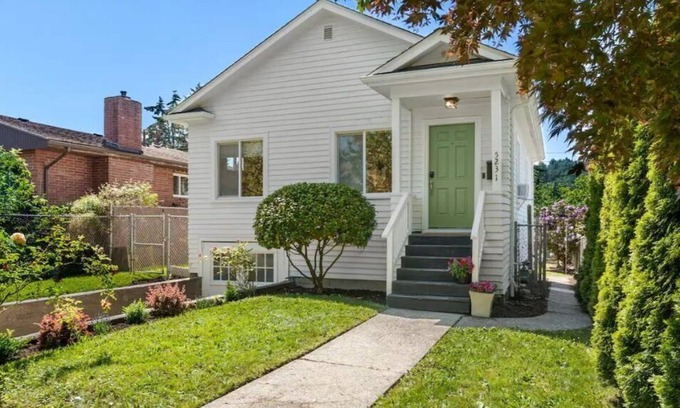 Riverview House | Cottage Grove: pet friendly, near attractions/DT