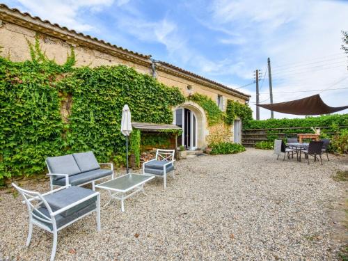 Monprimblanc House | Cottage in Aquitaine with Bubble Bath