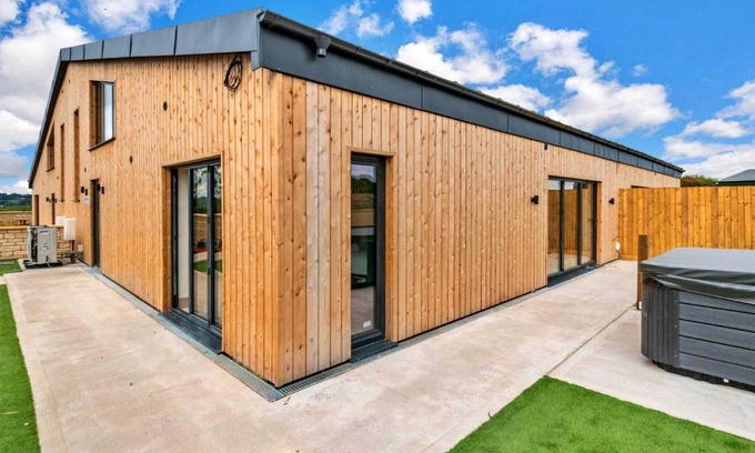 Little Rissington Cottage | Cottage in Cotswolds with Hot Tub & Garden
