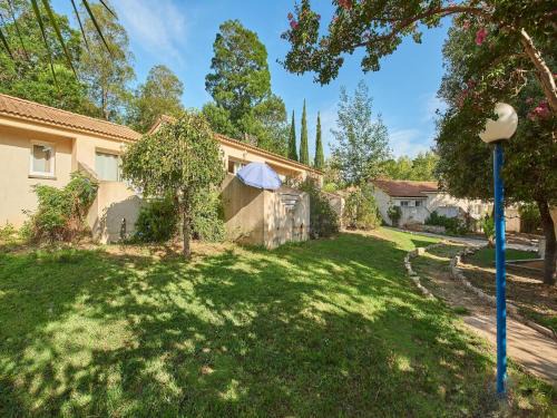 Sari-Solenzara House | Cottage in Corsica with Garden Terrace