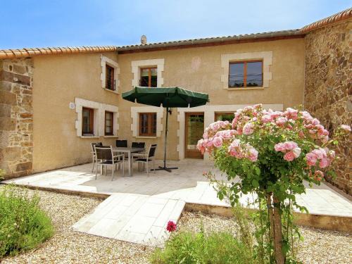 Roussines House | Cottage in Dordogne with Accessible Terrace