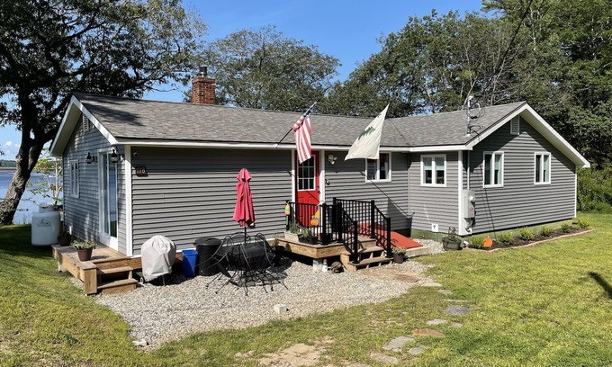 Edgecomb House | Cottage in Edgecomb - Waterfront Holiday Getaway
