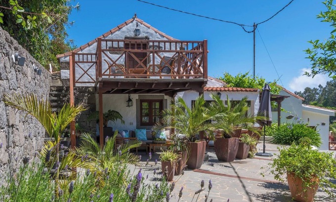 Moya House | Cottage in Fontanales with Pool & Nature Views