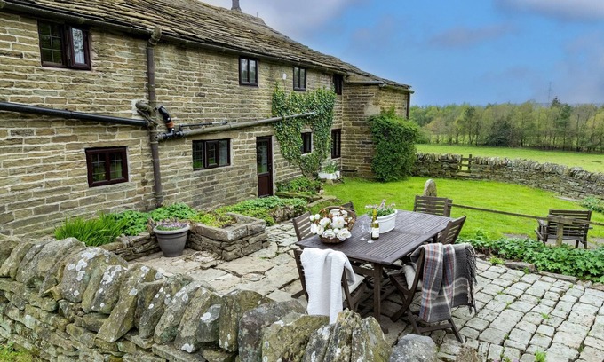 Bury Cottage | Cottage in Hawkshaw with Countryside Views