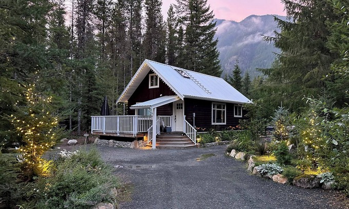 Popkum Cabin | Cottage in Mountains -Firepit & Hotub - The perfect family Retreat