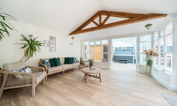 Thetford Cottage | Cottage in Norfolk sleeps 23 - private pool, fishing lake, hot tub ref 99008SC