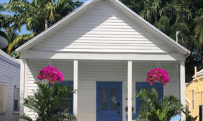 Key West Historic District House | Cottage in Paradise, Old Town. Walk to Duval & beaches. Hot tub, Pet Friendly.