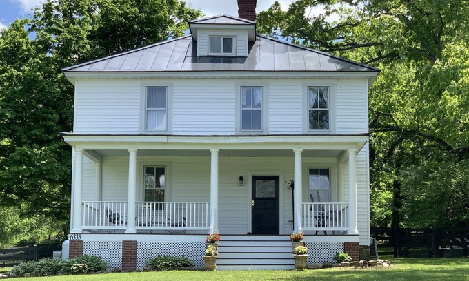The Plains House | Cottage in Prime Wine and Horse Country Location