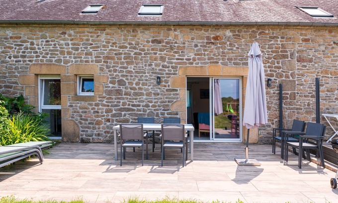 Crach Cottage | Cottage 'La Clé Du Bonheur' with Private Terrace, Shared Garden and Wi-Fi