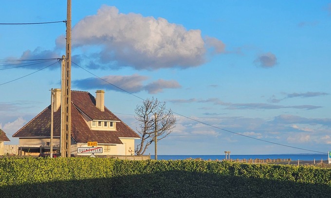 Fontenay-sur-Mer Villa | Cottage Lagoon Normandie, sea view, beach 75 m away, private swim spa and garden