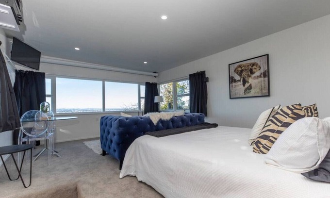 Remuera Cottage | Cottage Market Rd · Romantic Hillside Oasis - Spa Pool & Views