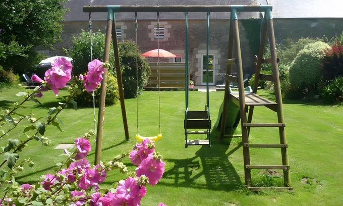 Crach Cottage | Cottage 'Mon Nid' with Private Terrace, Shared Garden and Wi-Fi