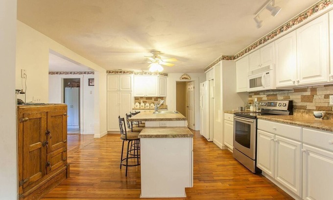 Damascus House | Cottage on Creeper Trail with Wide Open Acreage