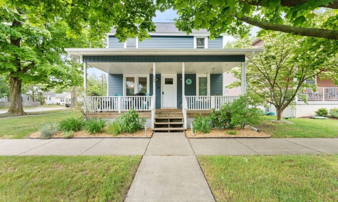 South Haven Cottage | Cottage on the Corner - 2 blks to South Beach