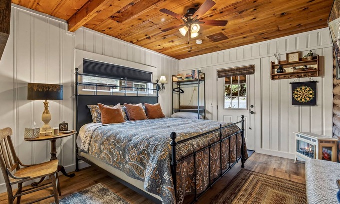 Greer Cabin | Cottage Room on Main