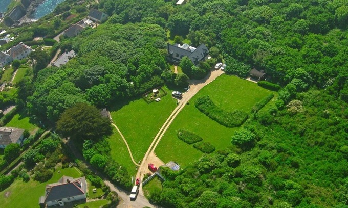 Cadgwith House | Cottage set in 2 acres, next to coast path, short walk to beach, pub & cafe! π