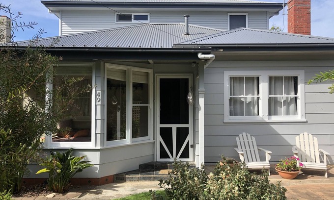 Queenscliff House | Cottage short walk to main street and Santa Casa beach