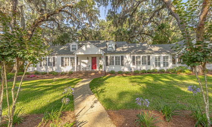Saint Simons Island House | Cottage | Sleeps 8 | Pet Friendly | Walk to Pier Village + Park