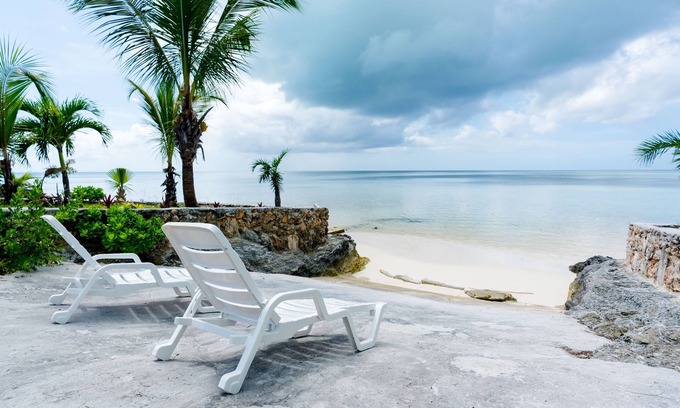 Spanish Wells House | Cottage steps from Private Beach! Lovely Ocean Views