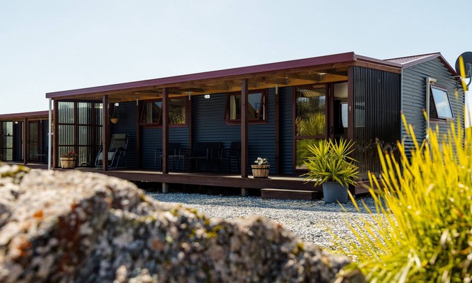 Franz Josef Glacier Cottage | Cottage Tahi offers spectacular mountain views from the patio