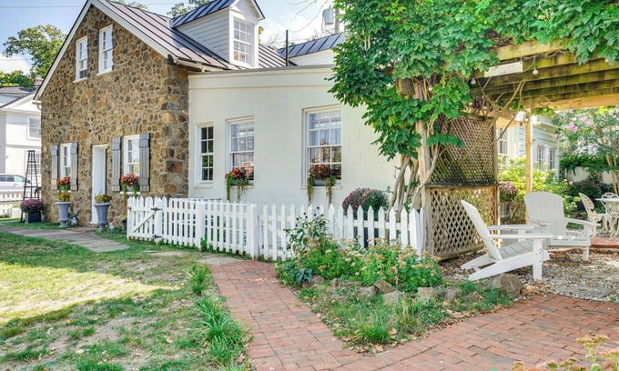 Leesburg's Old and Historic District Cottage | Cottage w/Furnished Patio & Garden: Dtwn Leesburg
