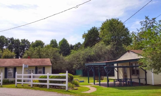 Williamsburg Cottage | Cottage - Williamsburg Pet-Friendly Getaway – Heated Pool, Free Game Room, Near Parks