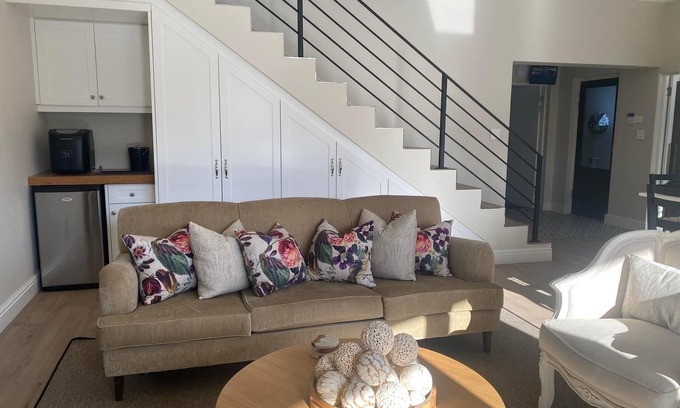 Constantia Cottage | Cottage with beautiful Mountain Views and a pool