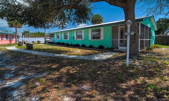 Englewood Cottage | Cottage with docks on Lemon Bay