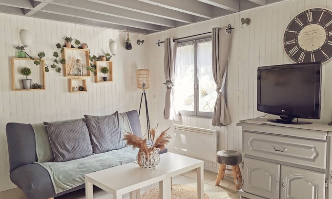 Ablon House | Cottage with garden in the countryside