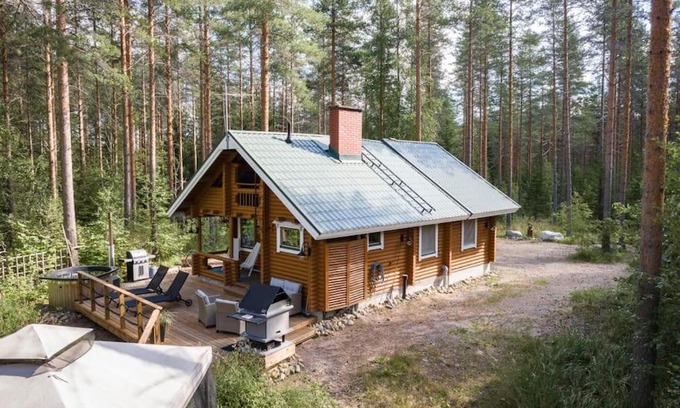 Uurainen House | Cottage with Hot tub and Sauna