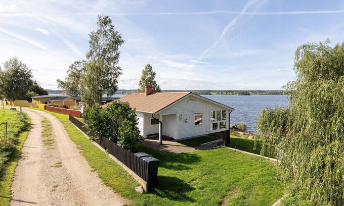 Vimmerby Municipality Ski Chalet | Cottage with its own sandy beach near VimmerbyI SE05018