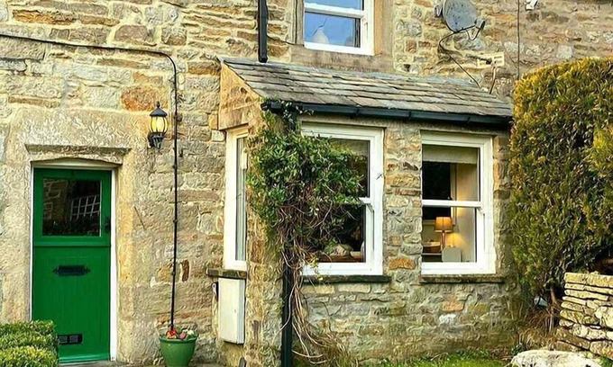 Grassington Cottage | Cottage with pretty garden and views. 2 mins from cobbled square, pubs/amenities